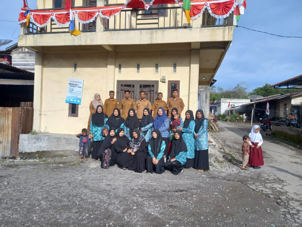 Foto Bersama Perangkat Desa di Depan Kantor Reje Kampung Keramat Jaya di dampingi Bedel Kampung